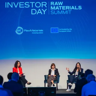 Fireside chat, Investor Day 2025 with Rita Sousa (centre), Partner at Faber VC; Sofia Delgado(right), CEO of SeamoreTech moderated by Anna Gambau.